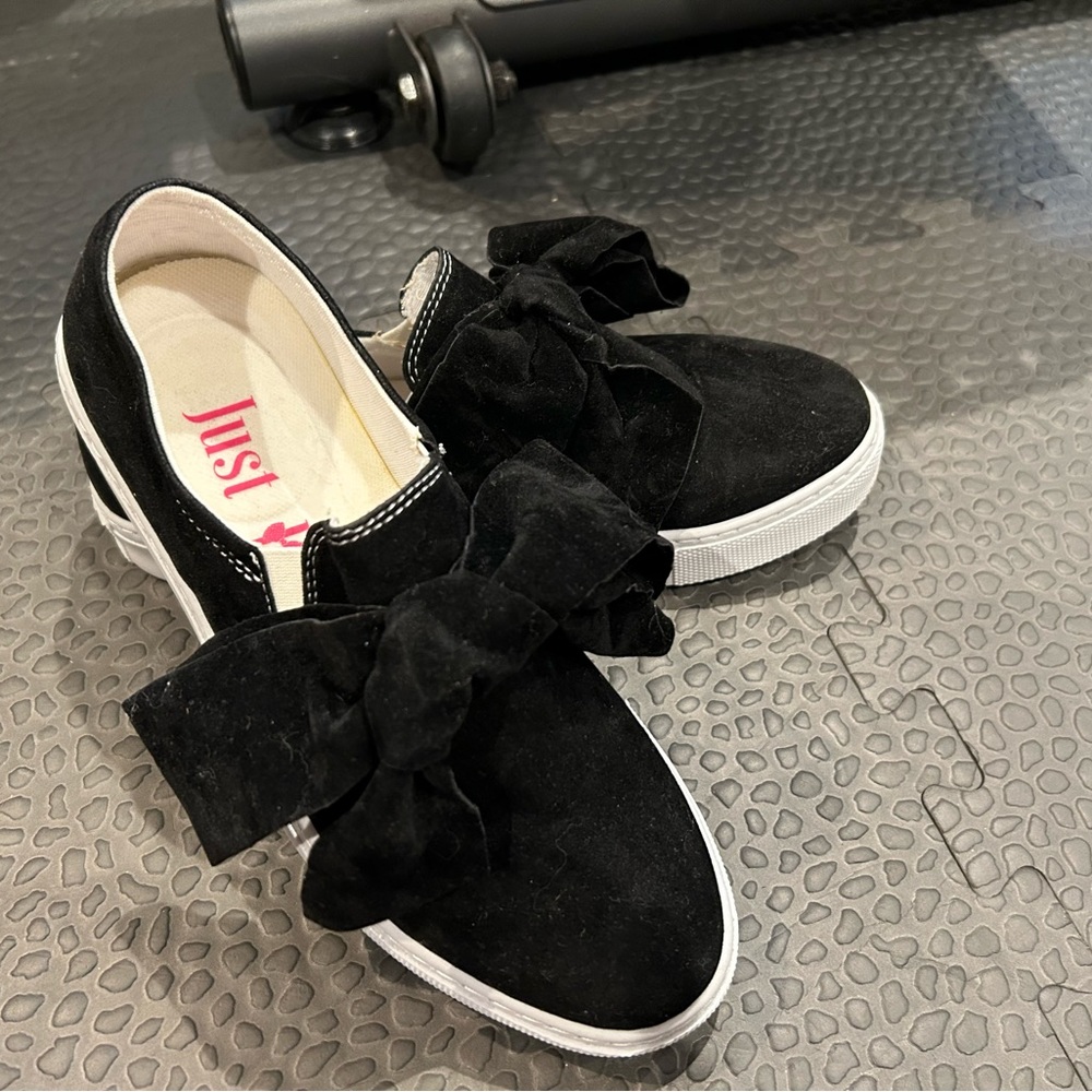 Women’s black slip on tennis shoe